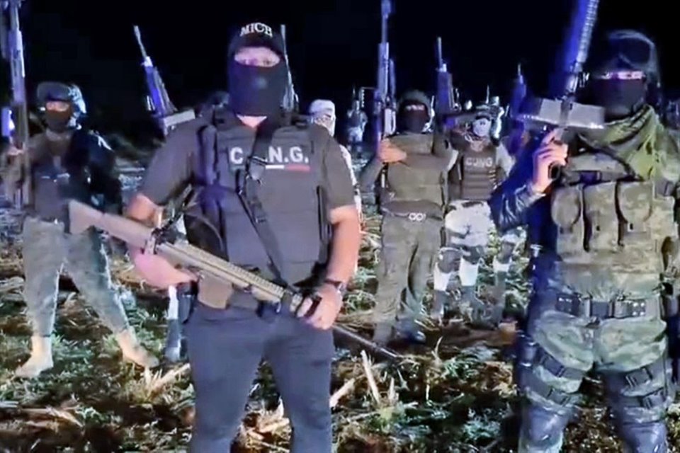 Presuntos sicarios del CJNG amenazaron a Miguel Ángel Gallegos, 'El Migueladas', considerado líder delincuencial en Zicuirán, Michoacán.