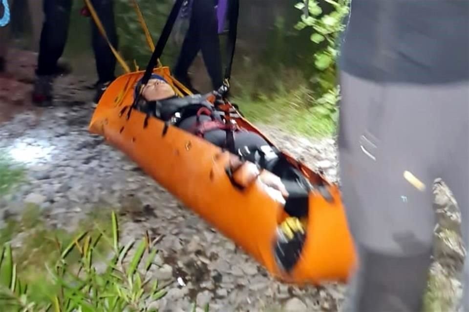 La mujer fue bajada con equipo especial por elementos del Grupo de Rescate Especializado en Montaña.