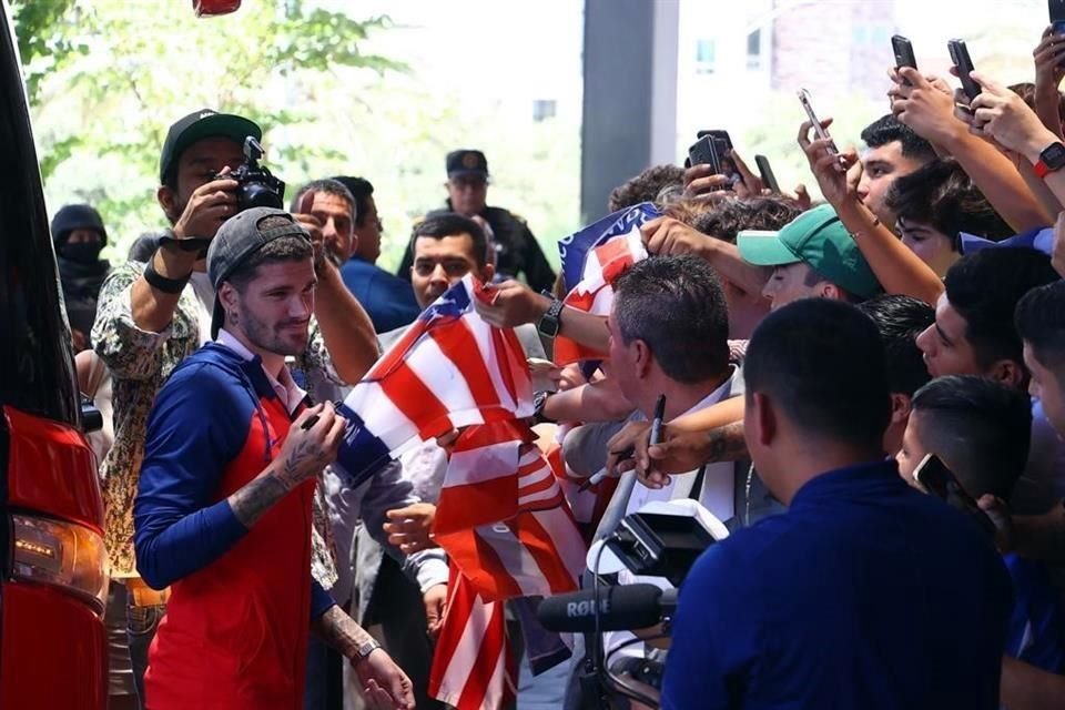 Jugadores como Rodrigo de Paul atendieron a los aficionados.