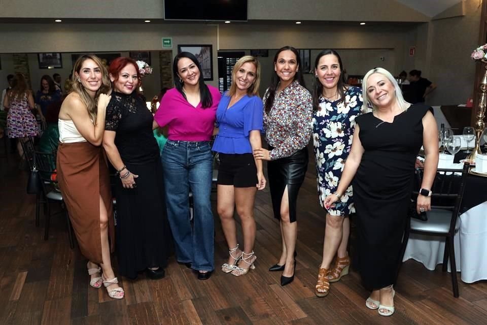 Samantha Ostos, Monce Olvera, Pamela Rodríguez, Alma Santos, Elsa Martínez, Adriana Carrillo y Naila Escamilla