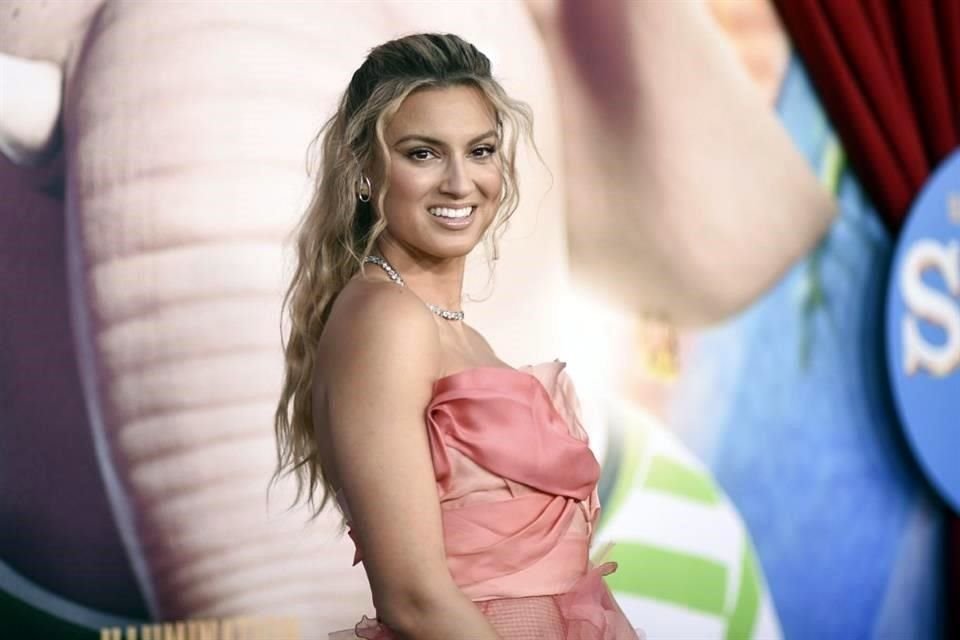 La cantante Tori Kelly, que fue hospitalizada de emergencia hace una semana por coágulos, ya se encuentra recuperándose en casa.