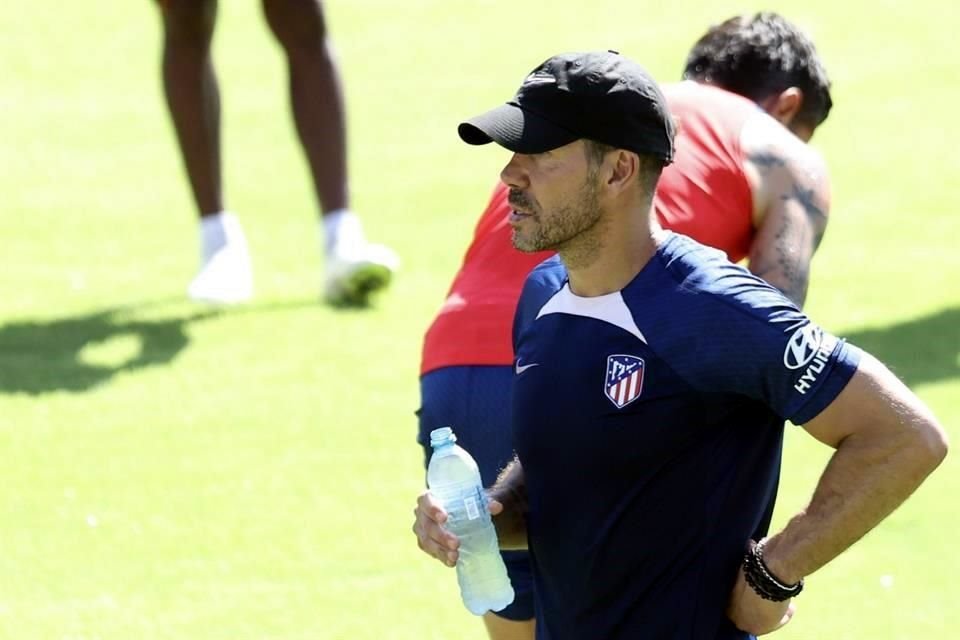 Diego Simeone se mostró exigente durante el entrenamiento de hoy, en El Barrial.