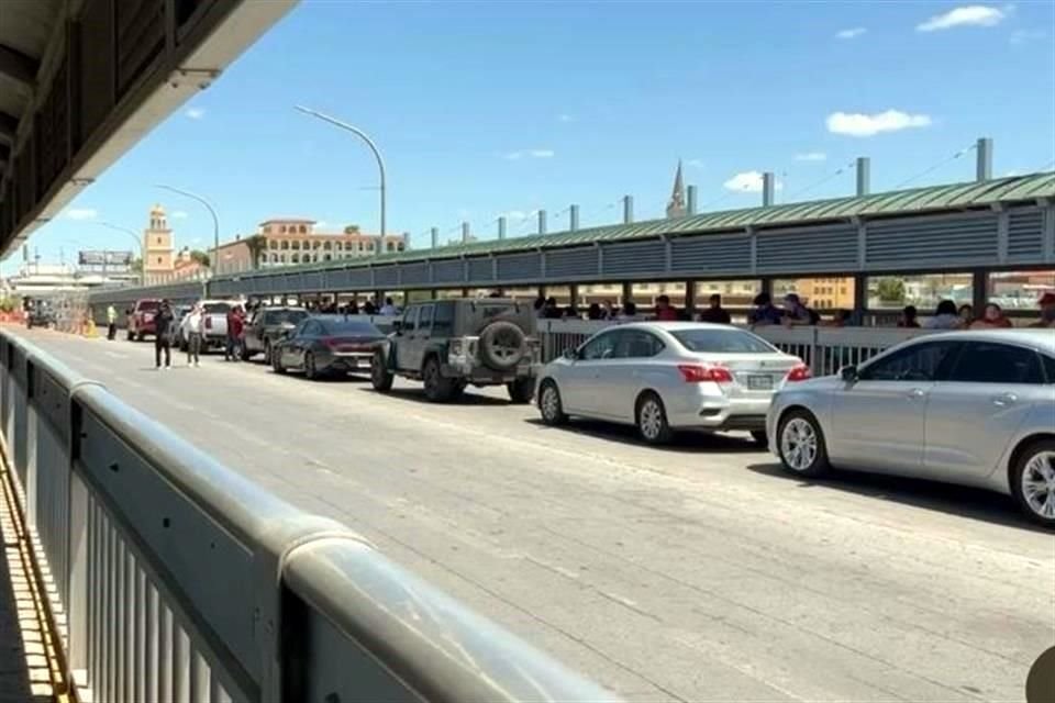 El puente fue reabierto de forma intermitente y con circulación lenta poco antes de las 13:00 horas.