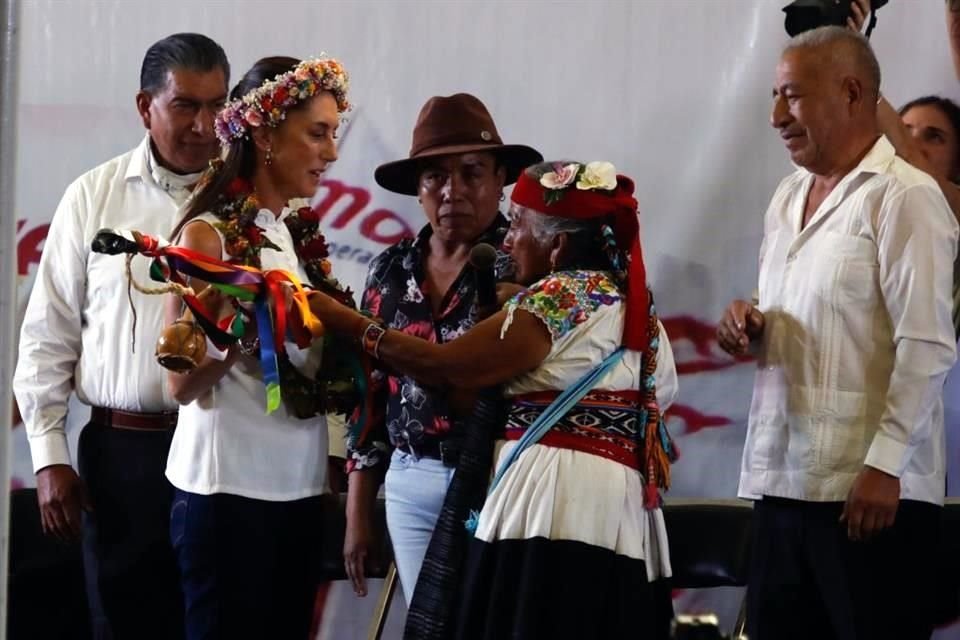 Representantes indígenas entregan el bastón de mando a Claudia Sheinbaum en el Deportivo Xochimilco.