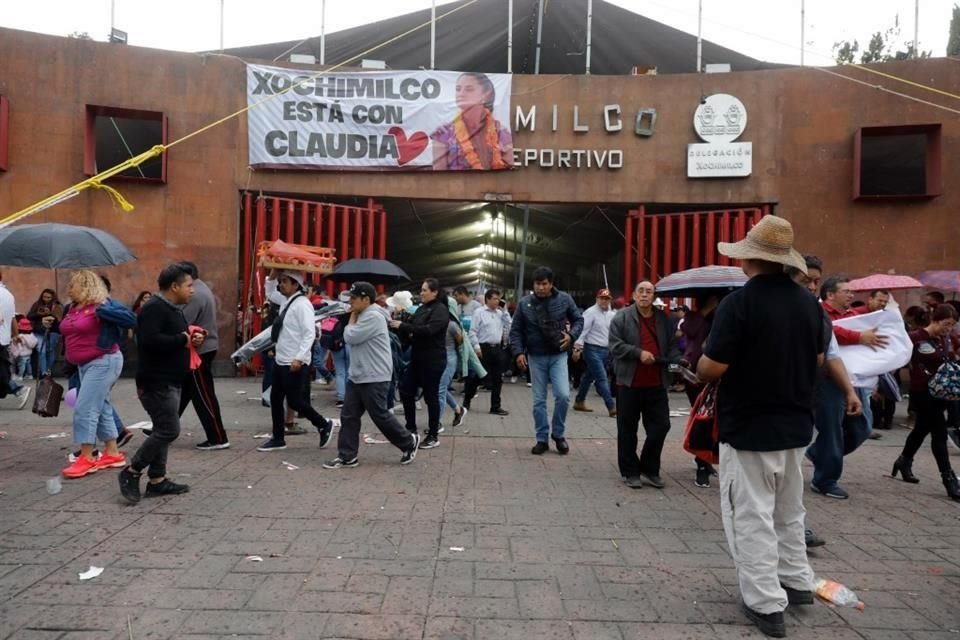 Algunos de los asistentes abandonaban el lugar, cuando apenas había empezado el discurso de Sheinbaum.