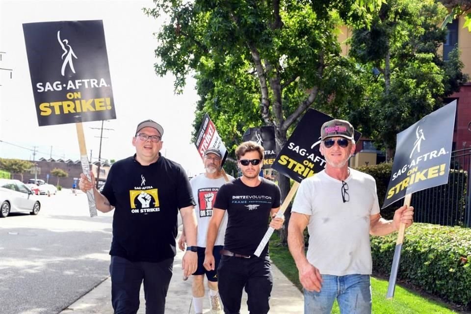 Sean Penn se unió a colegas como Emile Hirsch y Jane Fonda en una protesta afuera de Disney Studios como parte de la huelga.