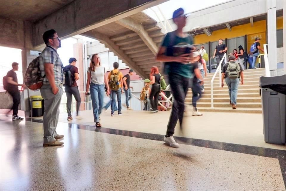 Más de 12 mil estudiantes regresaron ayer a clases en la UDEM, donde estrenan un nuevo modelo educativo basado en competencias.