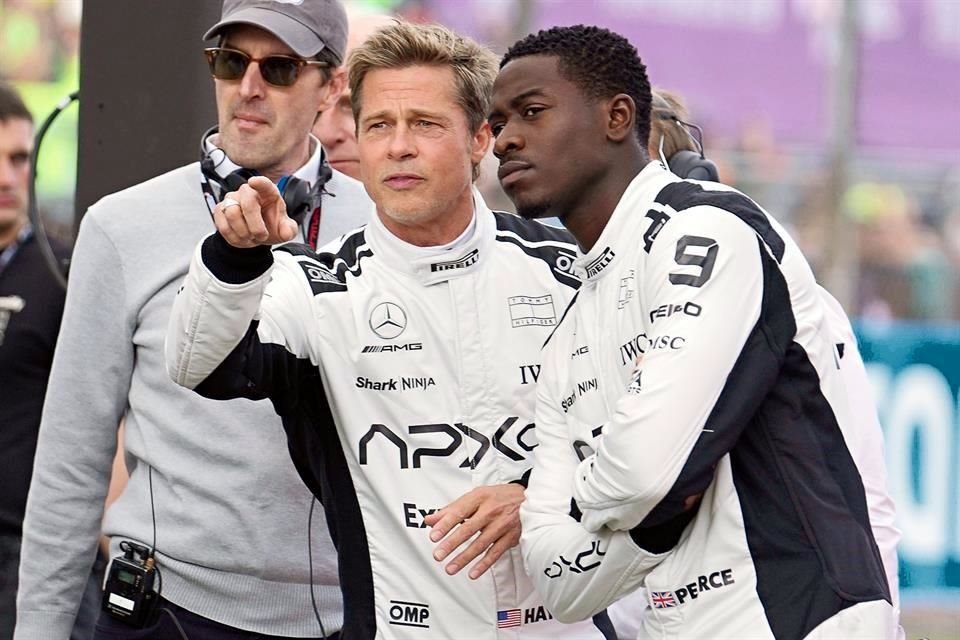 En Silverstone, Brad Pitt participó en la sesión informativa para pilotos, una reunión previa a la carrera con el director de la FIA, el organismo rector del deporte.