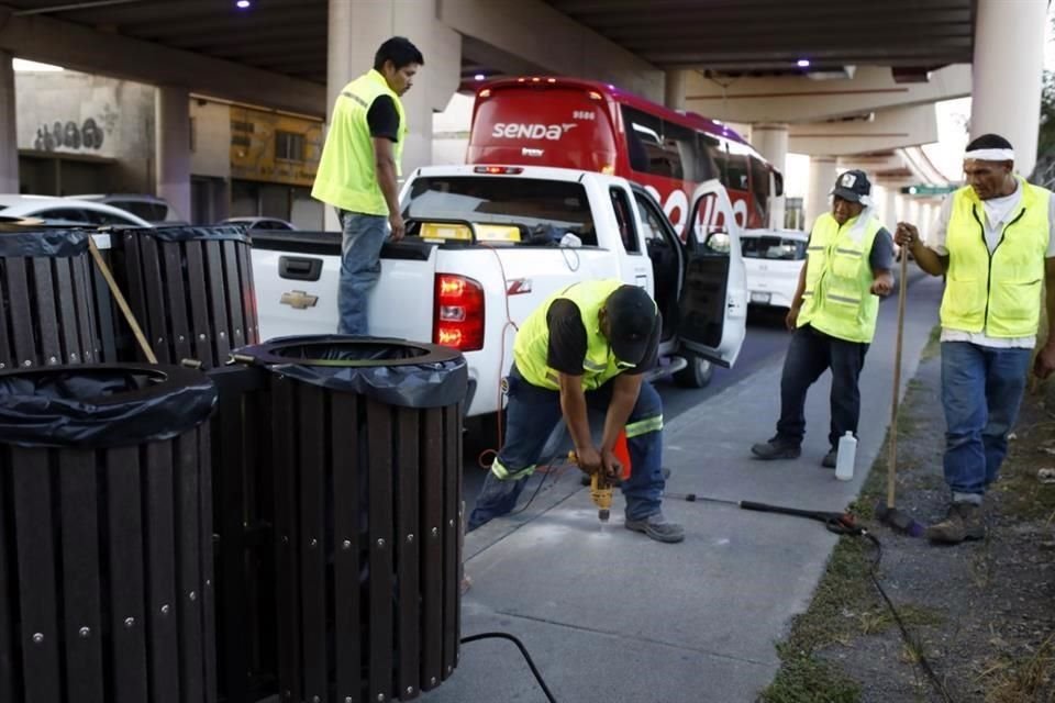 El Municipio de Monterrey arrancó la instalación de nuevos botes de basura que costaron entre 12 mil y 21 mil pesos cada uno.<br>