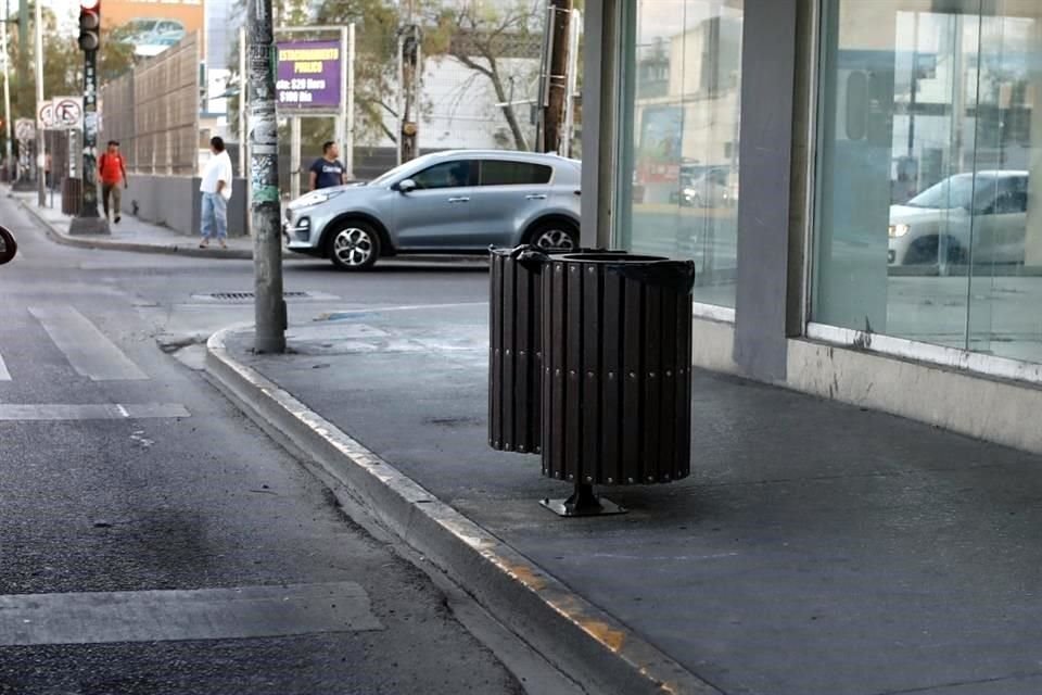 Al menos 17 botes de basura fueron instalados en el lado de Félix U. Gómez con sentido de norte a sur, cada uno a unos 15 metros de distancia.<br>