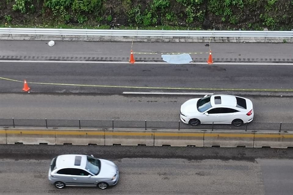 Automovilistas lo observaron tendido a la orilla de la carretera, en el kilómetro 24+200, por lo que llamaron a los servicios de emergencia.