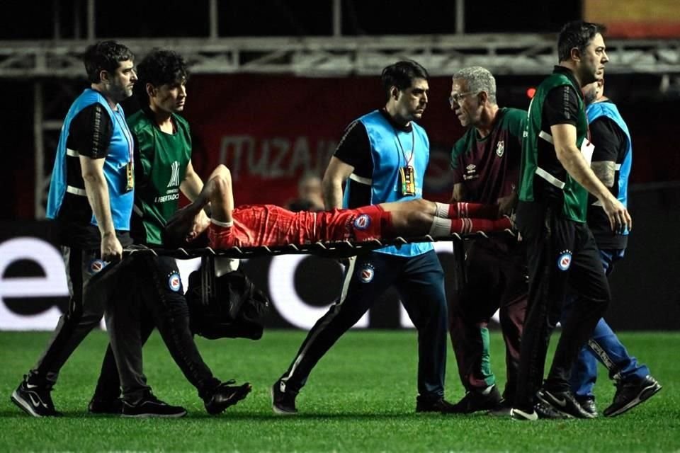 Luciano Sánchez sufrió la luxación de la rodilla izquierda y tardará hasta un año en recuperarse.