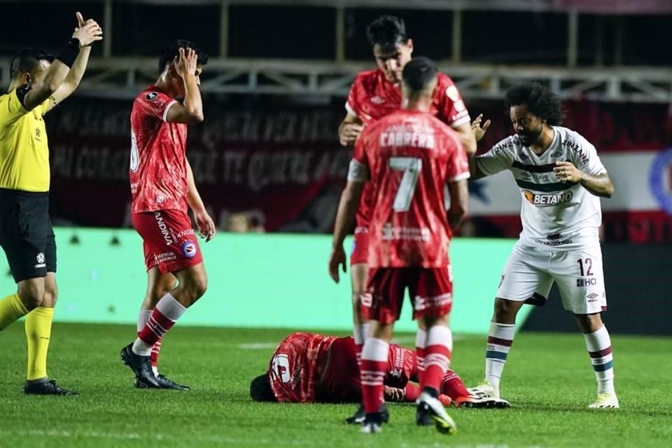 De manera involuntaria, Marcelo pisó a Luciano Sánchez y lo lesionó de la rodilla izquierda durante un juego entre Argentinos Juniors y Fluminense.