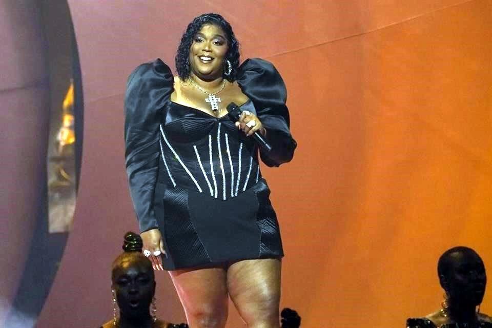 Una cineasta nominada al óscar que trabajó con Lizzo en un documental, dijo que ella es 'arrogante, egocéntrica y desagradable'.