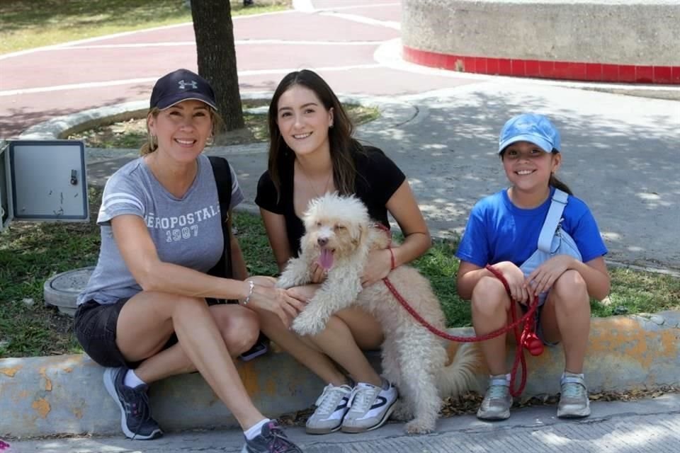 Claudia Garza, Karyme Lozano y Brianna Nicanor con su mascota Skye