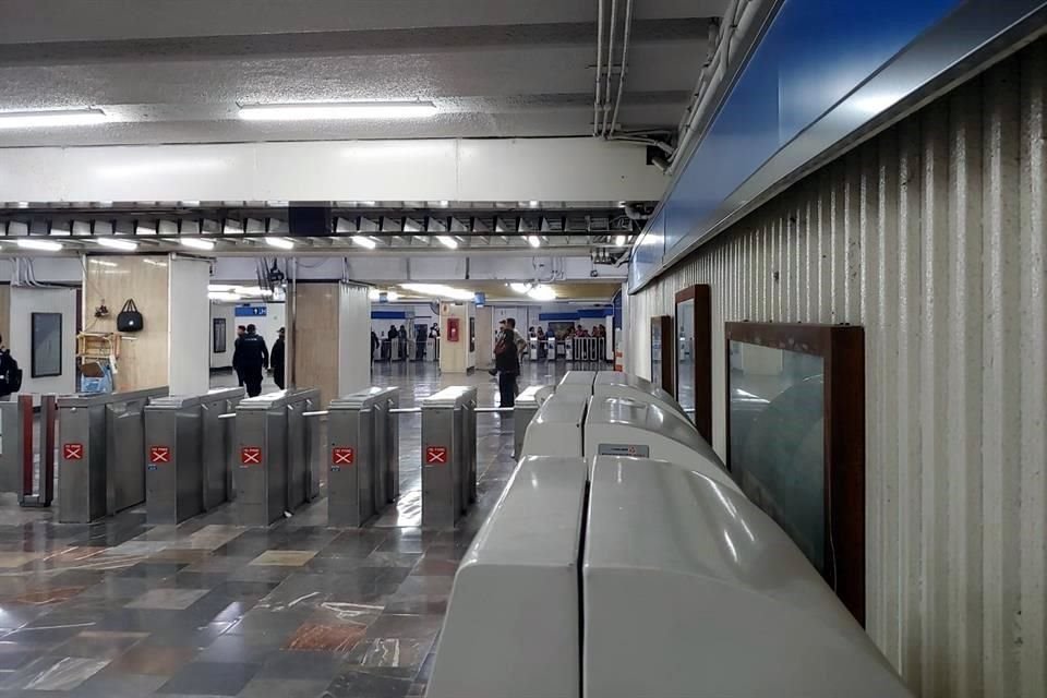 Un hombre y una mujer murieron tras caer a las vías del Metro, en la estación Hidalgo.