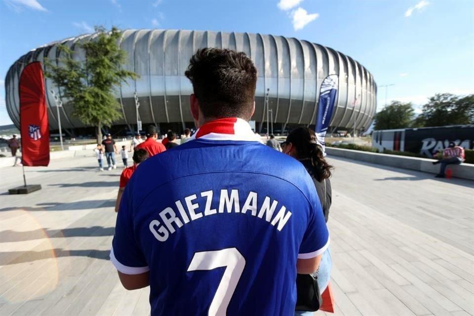 Afición regiomontana gozó en grande la fiesta que armaron Atlético de Madrid y Real Sociedad en Monterrey. Así se vivió el ambiente en el Gigante de Acero.