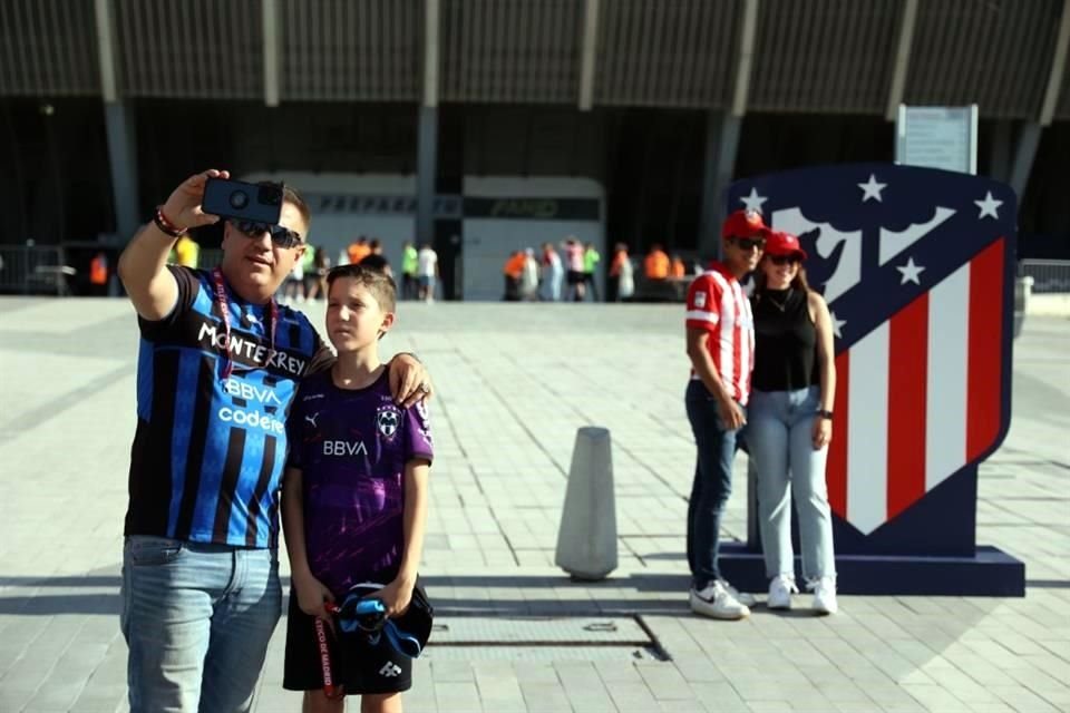 Afición regiomontana gozó en grande la fiesta que armaron Atlético de Madrid y Real Sociedad en Monterrey. Así se vivió el ambiente en el Gigante de Acero.