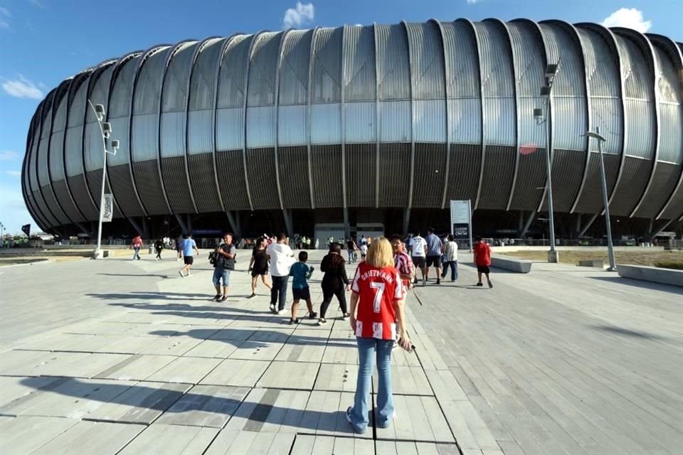 Afición regiomontana gozó en grande la fiesta que armaron Atlético de Madrid y Real Sociedad en Monterrey. Así se vivió el ambiente en el Gigante de Acero.