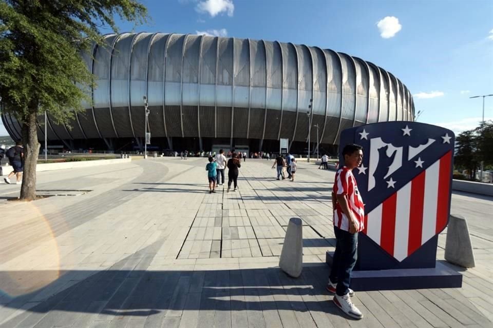 Afición regiomontana gozó en grande la fiesta que armaron Atlético de Madrid y Real Sociedad en Monterrey. Así se vivió el ambiente en el Gigante de Acero.