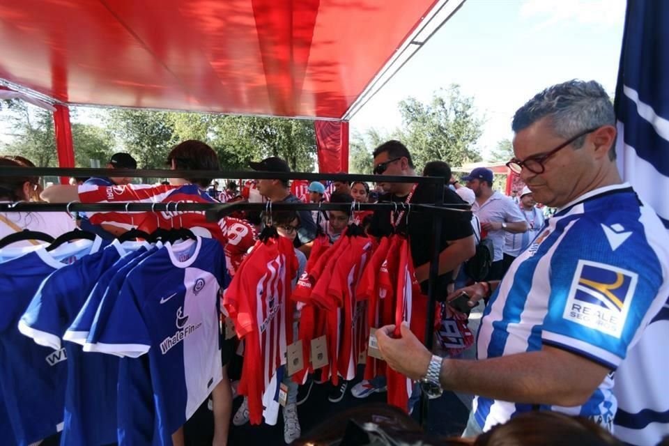 Afición regiomontana gozó en grande la fiesta que armaron Atlético de Madrid y Real Sociedad en Monterrey. Así se vivió el ambiente en el Gigante de Acero.