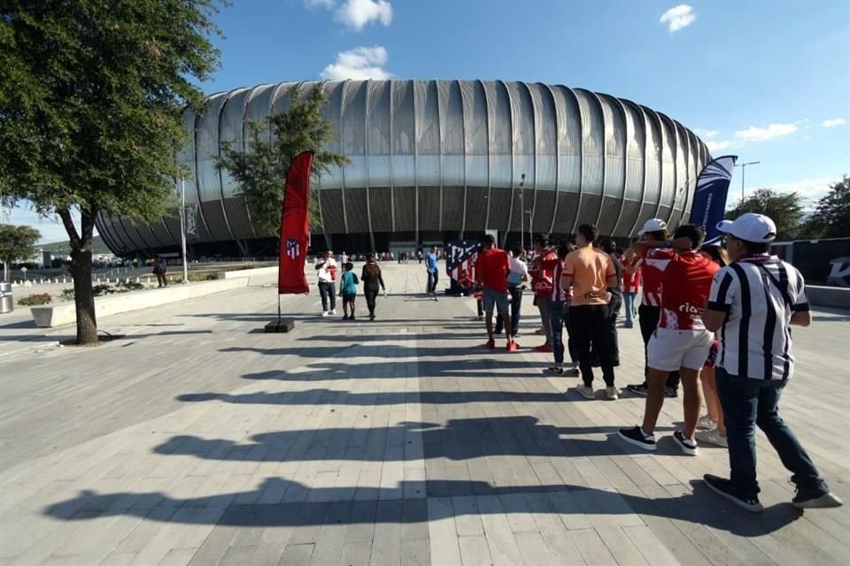 Afición regiomontana gozó en grande la fiesta que armaron Atlético de Madrid y Real Sociedad en Monterrey. Así se vivió el ambiente en el Gigante de Acero.