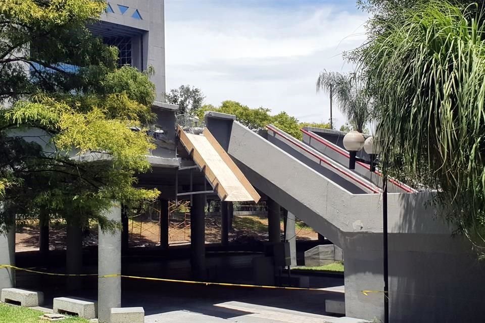 El Parque Fundidora inició trabajos para rehabilitar el estacionamiento del Congreso local, los muros que rodean el Parque Hundido y la estructura roja que se encuentra en la Macroplaza.<br>
