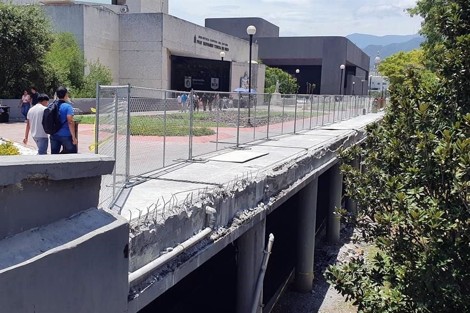 Debido a que gran parte del muro se encontraba agrietado, con secciones de concreto desprendidas o por caer, varillas expuestas u oxidadas, toda la pared fue demolida.