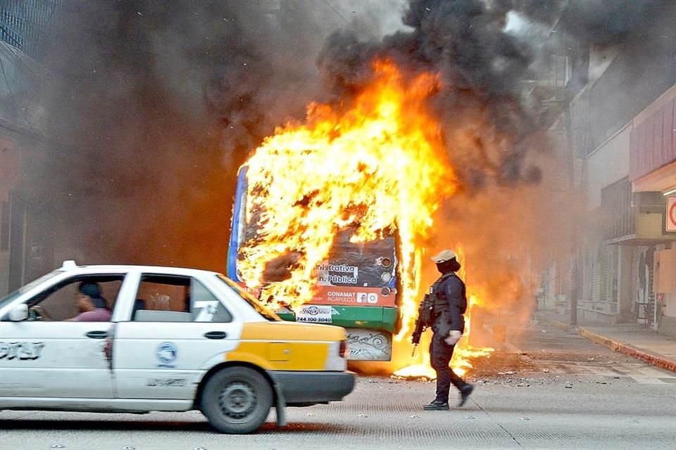 Quema de vehículos en Acapulco, Guerrero, el pasado martes 2 de agosto.