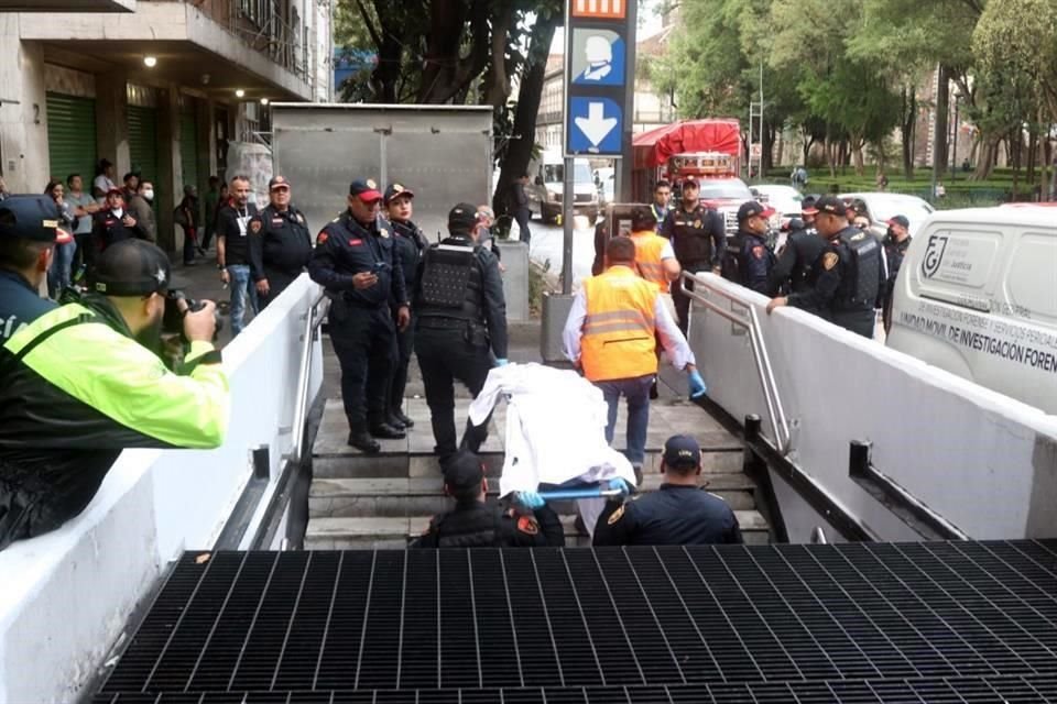 El hermano y el tío del joven acudieron al Instituto de Ciencias Forenses para reconocer los restos.  