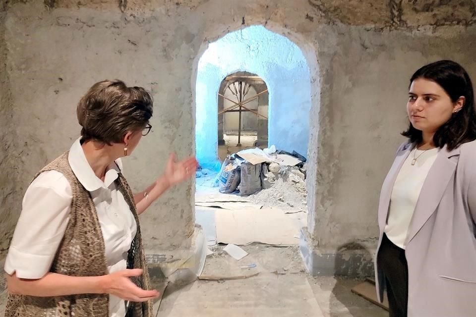 Beatrice Beaud y Mariana Espinosa, del área de Patrimonio Histórico de la Secretaría de Cultura de San Pedro explican los trabajos de remodelación.
