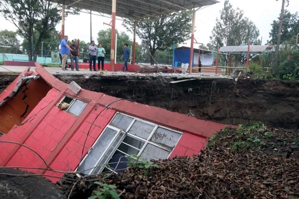 El gimnasio dentro del deportivo Gertrudis Sánchez terminó en el fondo del socavón.