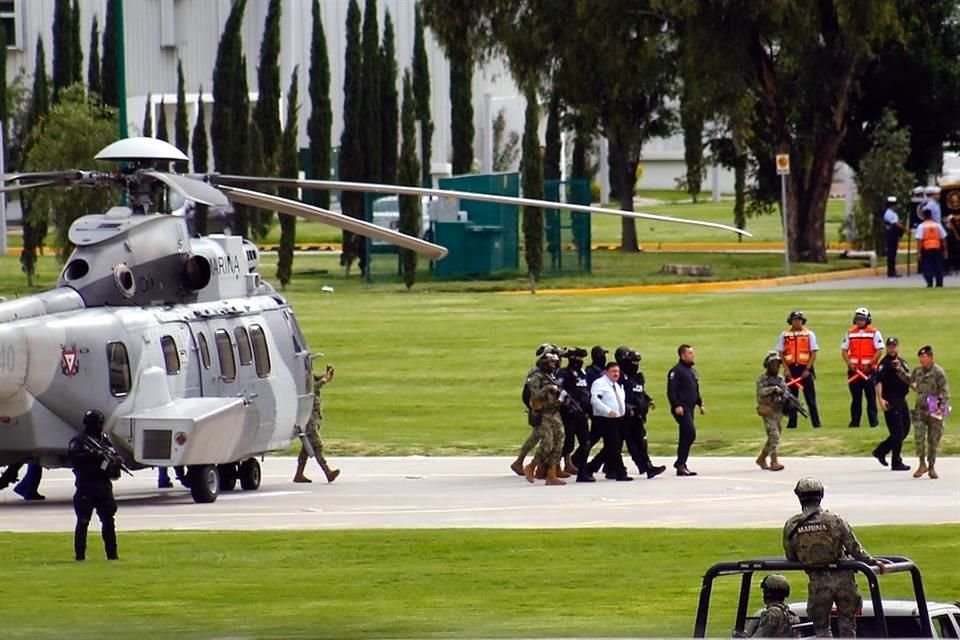 El helicóptero de la Marina aterrizó en la Universidad Naval, en la Alcaldía Coyoacán, donde se le realizará al Fiscal de Morelos, Uriel Carmona, una certificación médica.