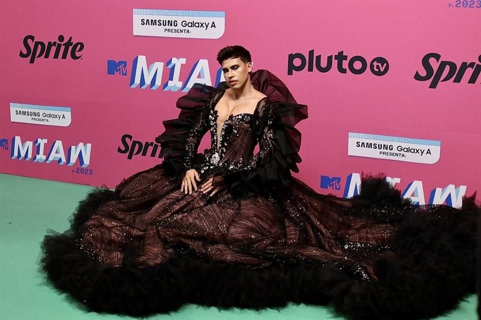 A su estilo, La Divaza posó con un llamativo vestido.