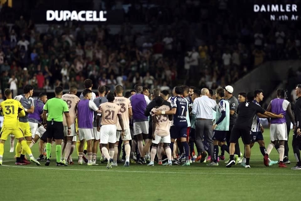 Al final del partido, se caldearon los ánimos entre ambos equipos.