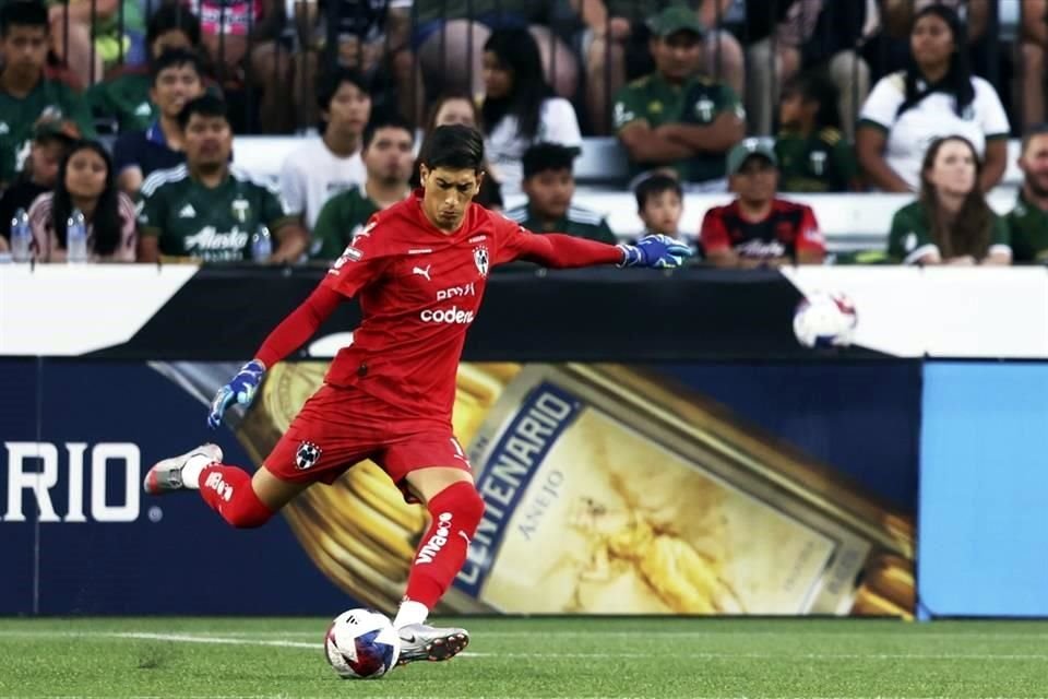 Esteban Andrada intenta despejar un balón.