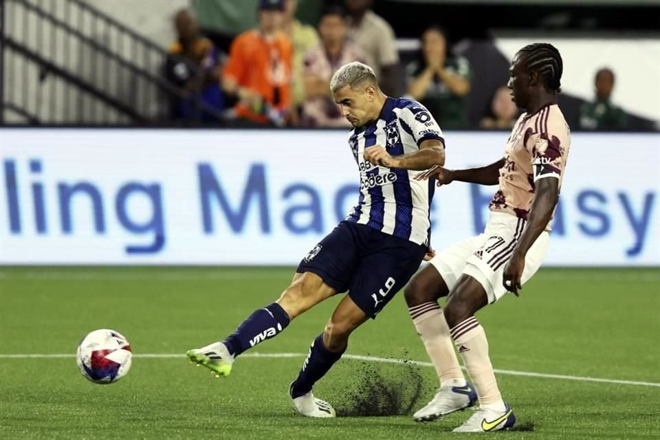 Germán Berterame se lastimó tras una jugada en la que disparó al arco rival.