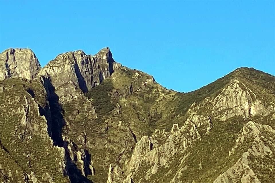 Un senderista resulta lesionado tras caer a un barranco cuando hacía caminata en el Pico Sur del Cerro de la Silla, en Guadalupe.