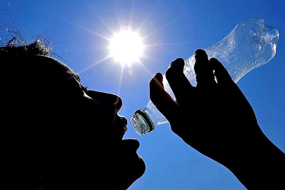 Ante las altas temperaturas, el SMN recomendó a la población tomar medidas preventivas.