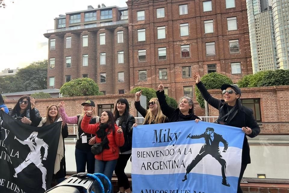 Desde que llegó a Buenos Aires, varias fans han realizado 'guardia' afuera del hotel donde se hospeda Luismi.