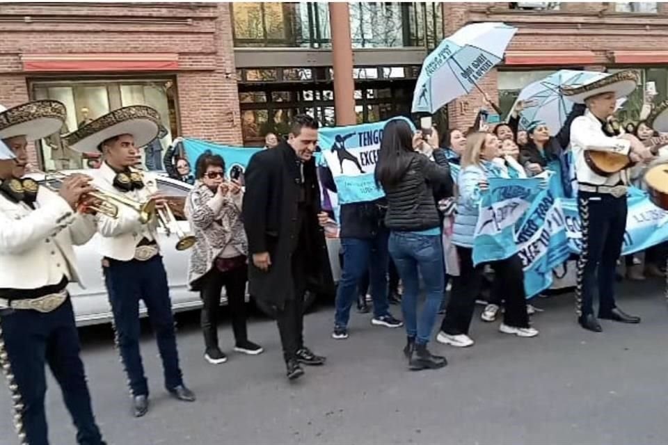 Un mariachi cantó varios temas de Luismi afuera del hotel donde se hospeda en Buenos Aires.