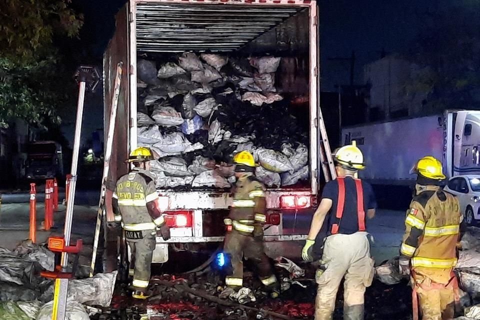 Por casi 3.5 kilómetros sobre la Avenida Ruiz Cortines, desde Felix U. Gómez hasta Villagran, en la Colonia Bella Vista, el chofer Justino Figueroa condujo mientras pedía auxilio a los Bomberos.