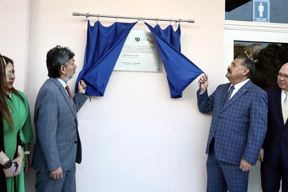 El Rector Santos Guzmán López (der.) asistió a la develación de la placa.