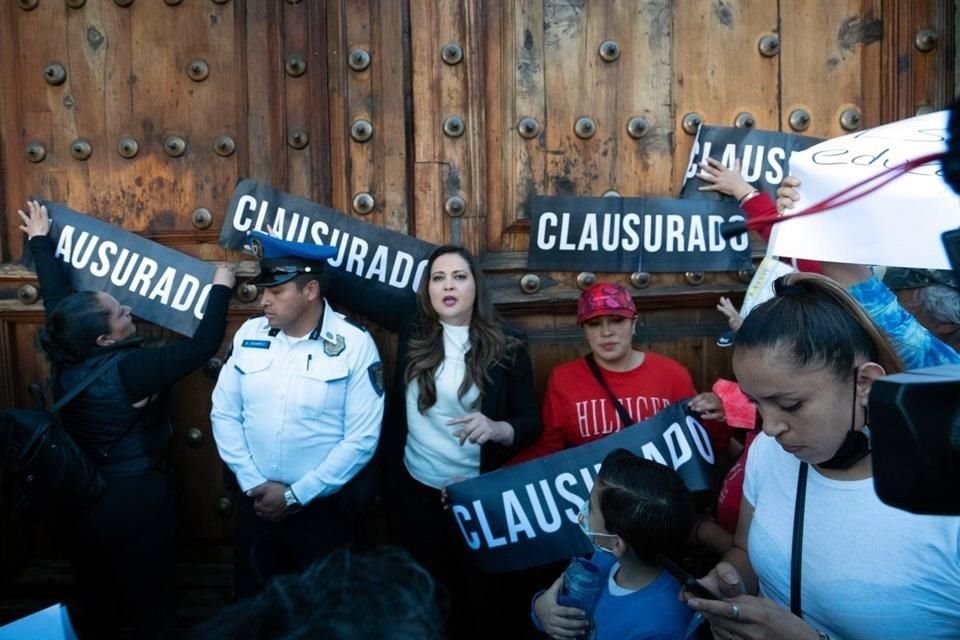 Los inconformes durante la clausura simbólica de la sede de la SEP.