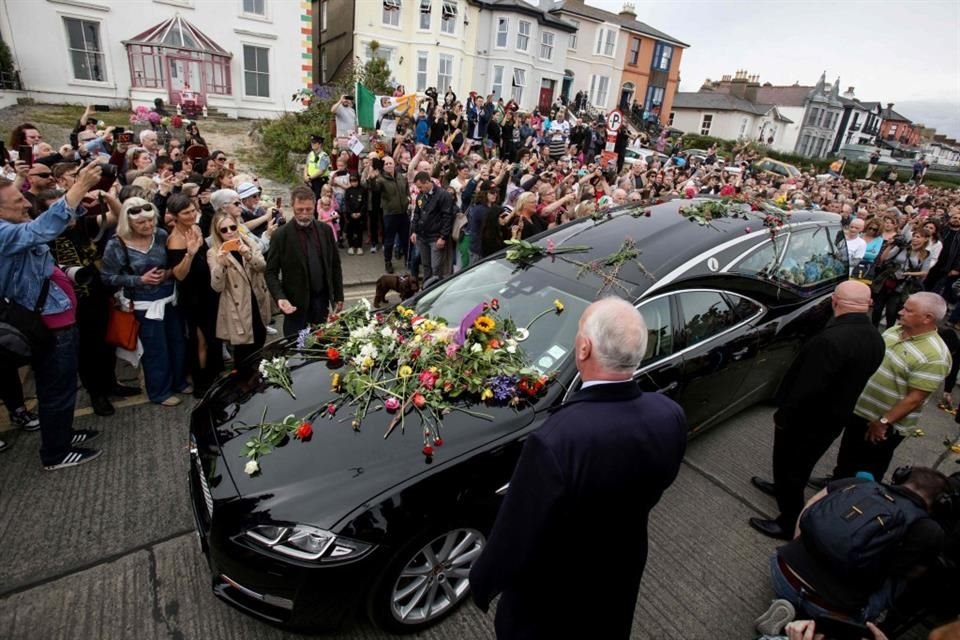 Cientos de personas en Irlanda despidieron a Sinéad O'Connor con una procesión antes de ser enterrada.