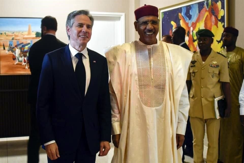 El Secretario de Estado estadounidense, Antony Blinken, izquierda, posa con el derrocado Presidente nigerino Mohamed Bazoum.