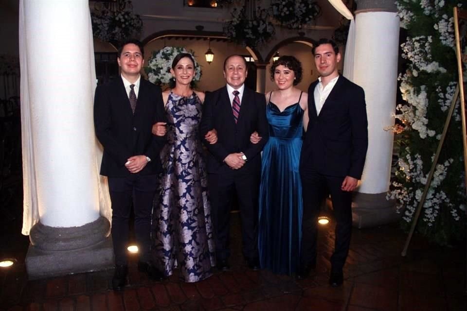 Brandon Torres, Claudia Ovalle de Torres, Alan Torres, Yvonne Torres y Alan Torres