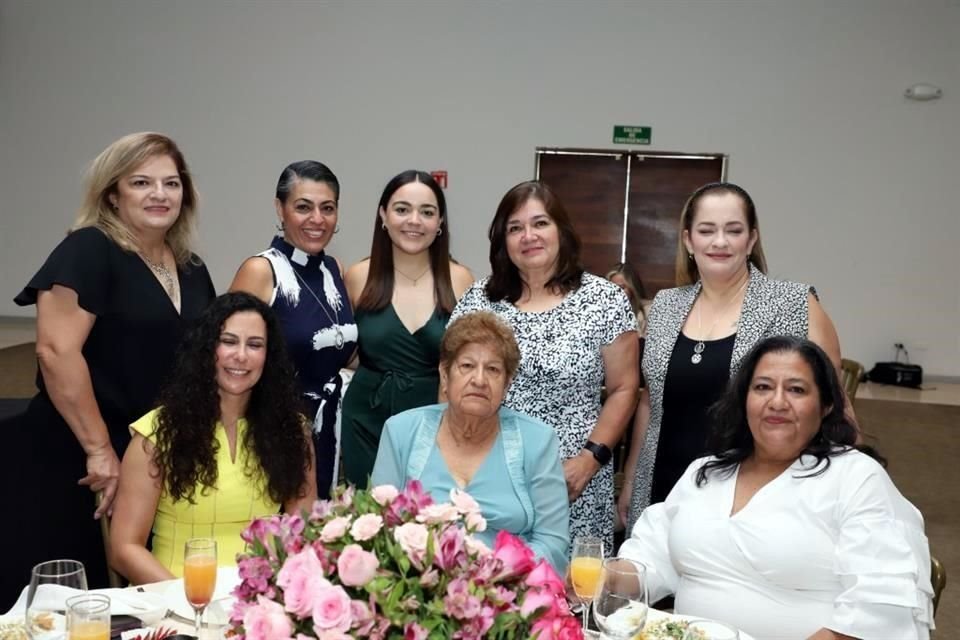 Malena Riojas, Mirna Muñoz, Mirna Peña, Elsa Riojas, Lili Riojas, Casandra Arredondo, Herminia Luna y María del Carmen Riojas