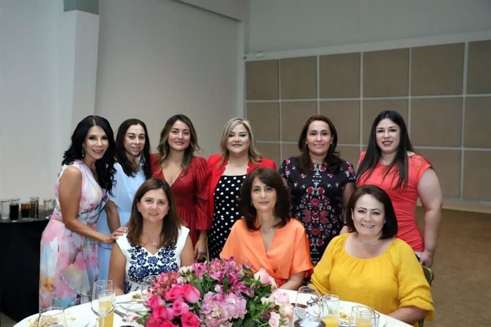 Susana Rivas, Alma García, María Rico, Paty Cardona, Perla Torres, Magda Hernández, Tere Chapa, Adriana de Troncoso y Patricia Canedo