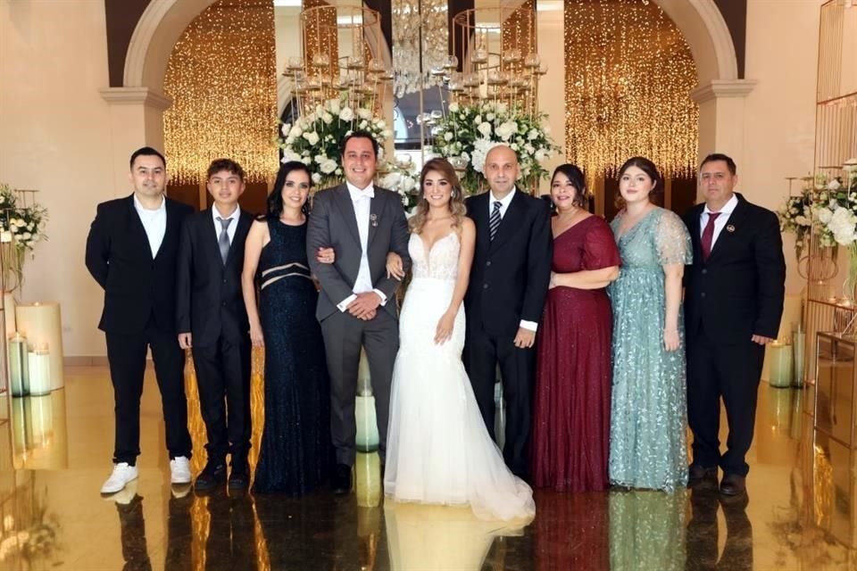 FAMILIA DEL NOVIO Humberto Sonora, SebastIán Martínez, Juanita García, LOS NOVIOS, Adrián Martínez, Ivonne García, ángela García y Edmundo García